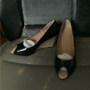 Women’s wedge heel pumps, black & bone